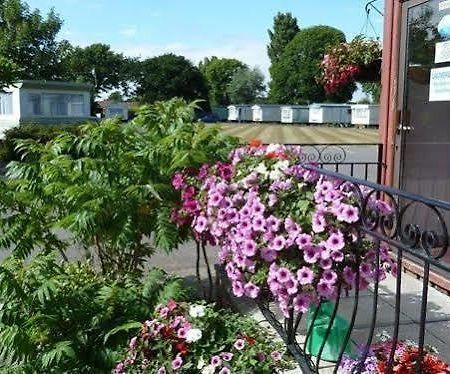 Copthorne Caravans 호텔 Merston 외부 사진