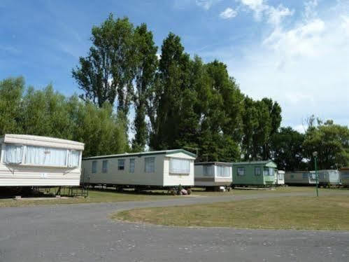 Copthorne Caravans 호텔 Merston 외부 사진