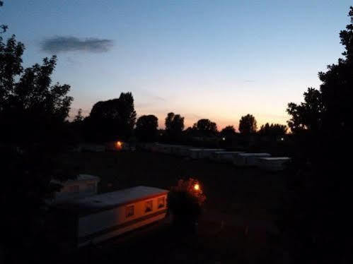 Copthorne Caravans 호텔 Merston 외부 사진